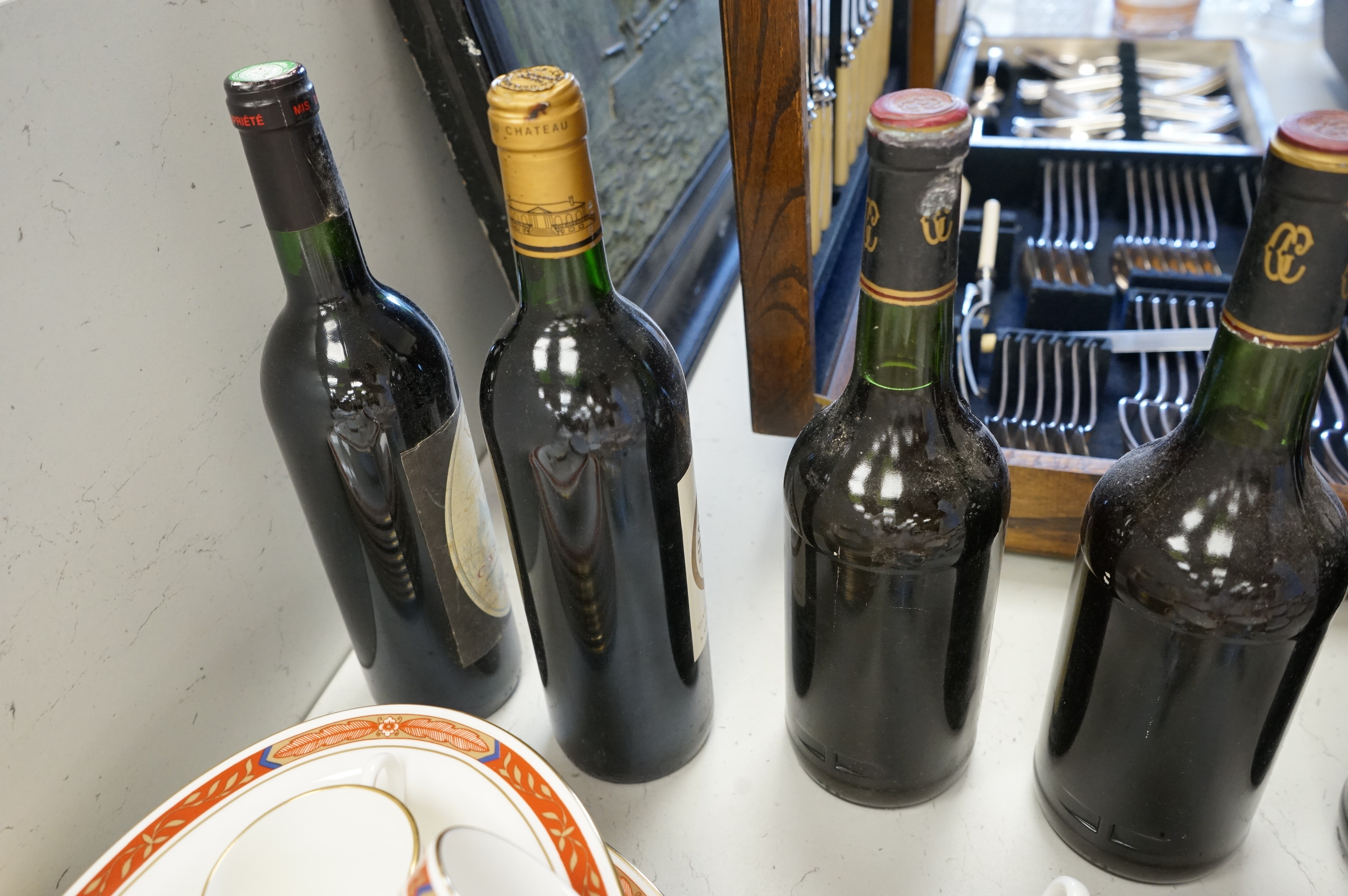 Eight bottles of red wine including three bottles of Chateau Talbot Saint Julien 1975, Chateauneuf du Pape 2008, Chateau Caronne Ste Gemme 1988 etc.
